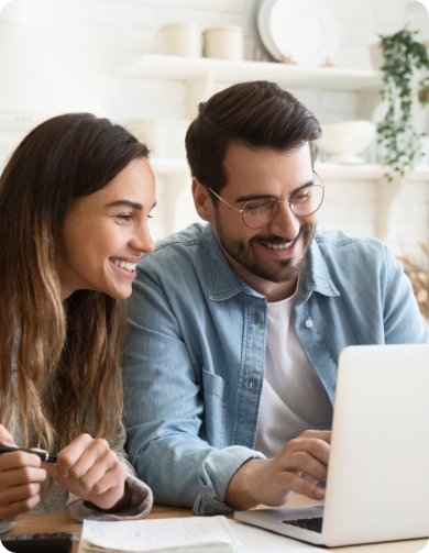 Imagen de pareja revisando un laptop